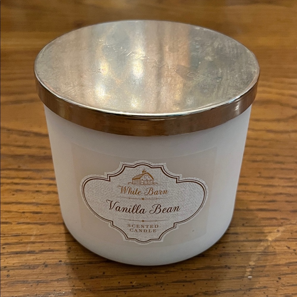 White Barn Vanilla Bean Candle - Cream with Silver Lid
